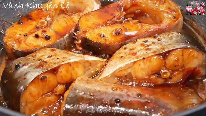 Ăn cơm với cá kho trong mơ