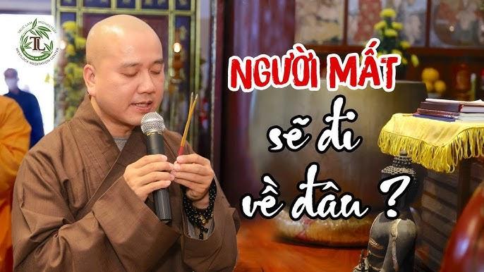 Người đi chùa xin keo vào buổi sáng
