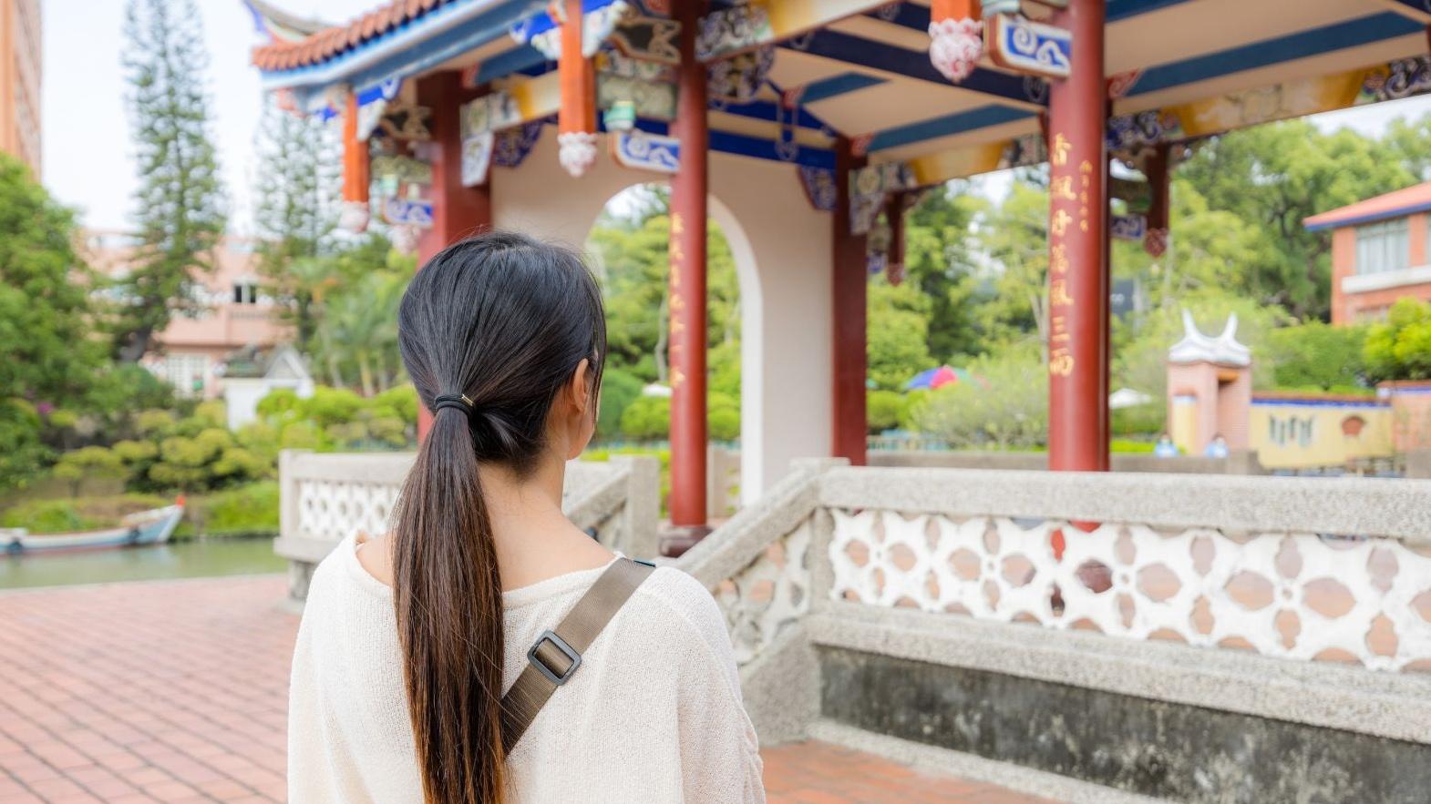 Người phụ nữ đi chùa xin keo