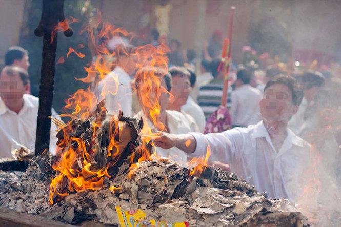Nằm mơ thấy đốt giấy vàng mã cháy không hết