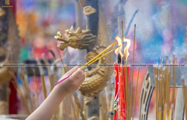 Nằm mơ bị công an bắt đánh con gì? Giải mã chi tiết