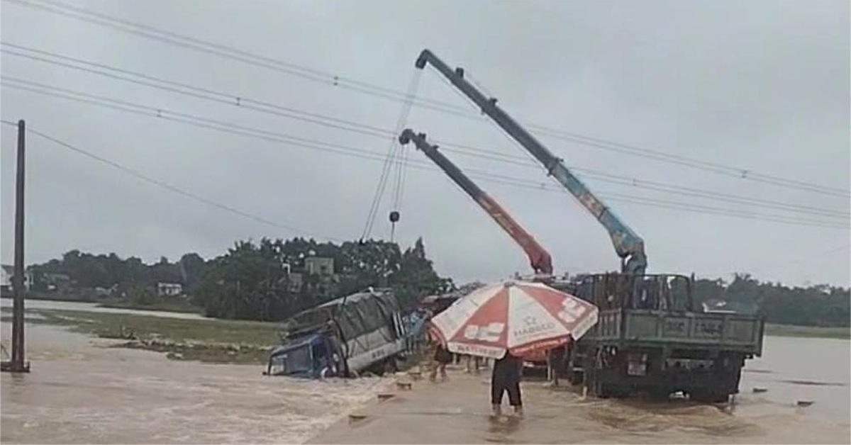 Mưa lũ cuồn cuộn trôi