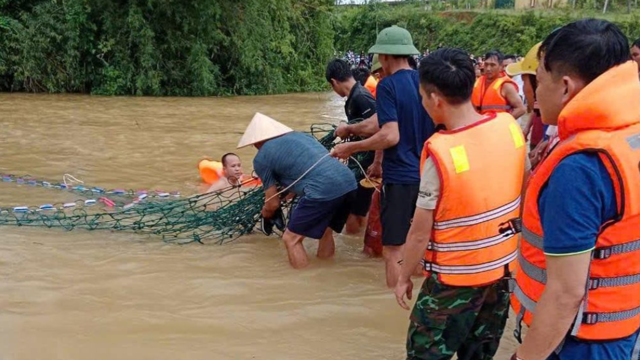 Người bị đất sụt cuốn đi