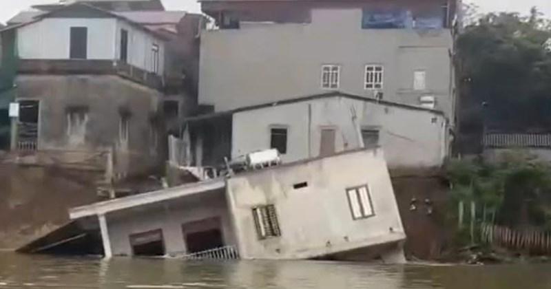Ngôi nhà bị đất sụt nuốt chửng