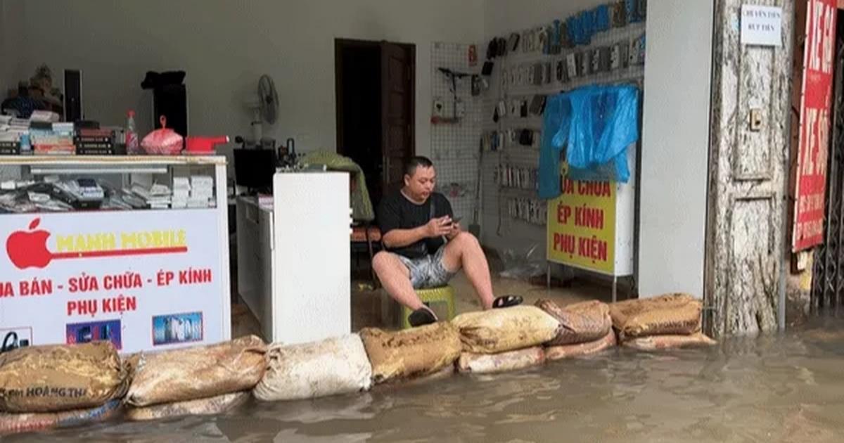 Nước lũ tràn vào nhà
