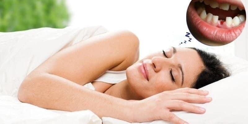 Nằm mơ thấy rụng bốn cái răng: Hình ảnh minh họa về giấc mơ thấy rụng bốn cái răng, thể hiện sự lo lắng và hoang mang của người mơ.