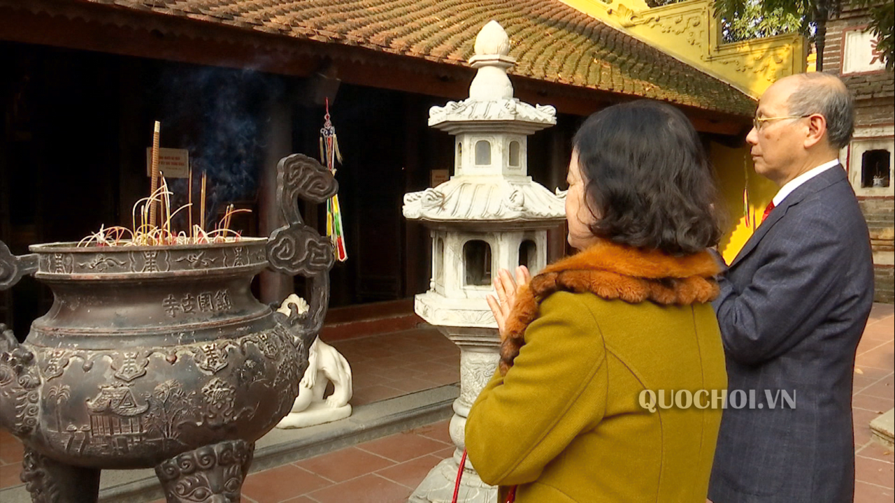 Thắp hương cho tổ tiên